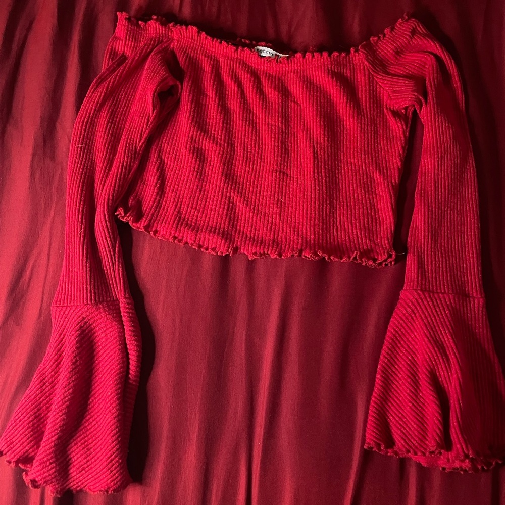 RED LONG-SLEEVE CROP TOP